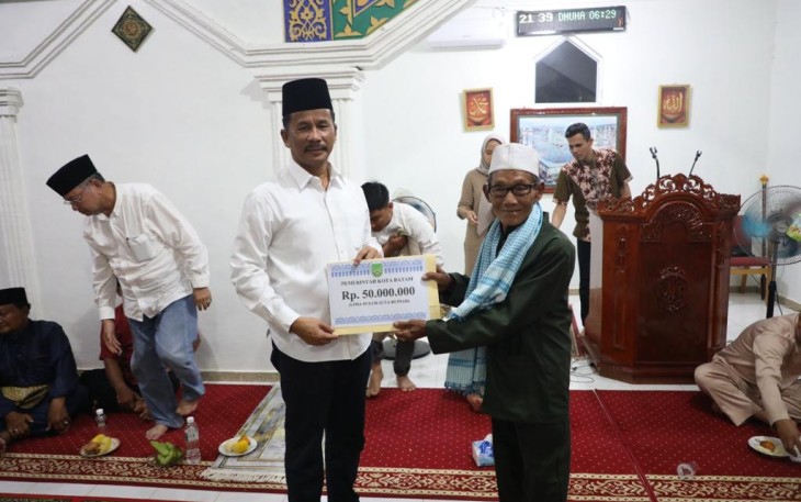 Muhammad Rudi saat Serahkan Bansos Pembangunan Masjid di Kecamatan Bulang, Pengembangan Hinterland jadi Perhatian Serius