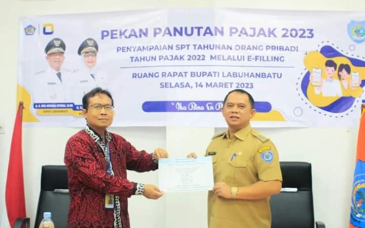  Bupati Labuhanbatu dr.H.Erik Adtrada Ritonga,MKM pada kegiatan Pekan Panutan Pajak 2023 pada Penyampaian SPT Tahunan Orang Pribadi Tahun Pajak 2022 melalui E-Feelling di Ruang Rapat Bupati Labuhanbatu. Selasa (14/03/2023).