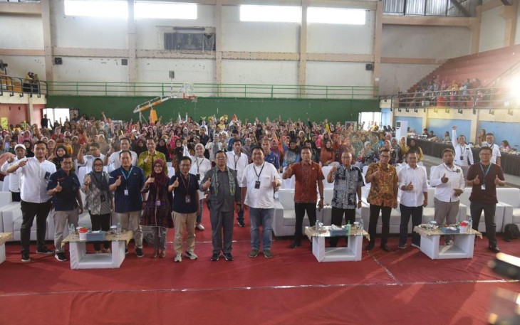 Bupati Tulungagung Drs Maryoto Birowo,MM (tengah) saat foto bersama pembukaan pelatihan Literasi Keuangan PNM di GOR Lembupeteng
