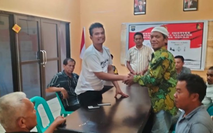 Dengan menempuh jalur Restorative Justice, Polsek Padang Bolak kembali sukses damaikan dua orang warga yang sempat bertikai, Kamis (25/5/2023) sore. Proses mediasi sendiri, berlangsung di Aula Restorative Justice Polsek Padang Bolak.