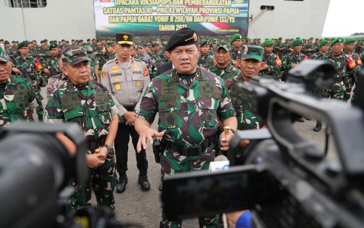 Panglima TNI Laksamana TNI Yudo Margono, S.E., M.M., usai melepas 850 Prajurit Satgas Operasi Pengamanan Papua di Pelabuhan Boom Baru Palembang, Sumatera Selatan, Jumat (24/3/2023).