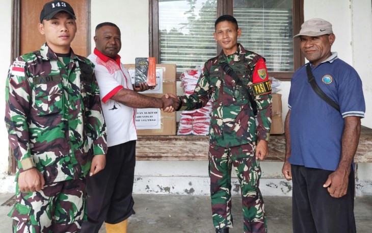 Satgas Yonif 143/TWEJ saat Bantu Al Kitab di Pedalaman Papua