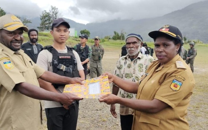 Satgas Yonif 143/TWEJ Bersama Masyarakat Bersatu