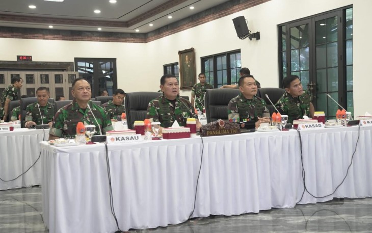 Panglima TNI Laksamana TNI Yudo Margono, S.E., M.M. dalam pengarahannya ke Pejabat Utama Mabes TNI, Pejabat Utama Mabes Angkatan dan segenap Panglima / Komandan Komando Utama jajaran TNI, bertempat di ruang Vicon Wisma A. Yani, Jl. Taman Suropati Jakarta Pusat, Senin (01/05/2023). 