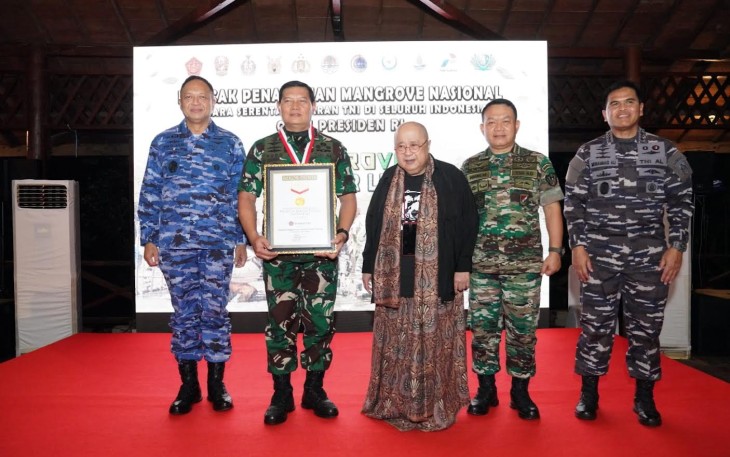 Pendiri Museum Rekor Indonesia (Muri) Jaya Suprana memberikan penghargaan serta apresiasinya kepada Tentara Nasional Indonesia. Penghargaan diterima langsung oleh Panglima TNI Laksamana TNI Yudo Margono, S.E., M.M.