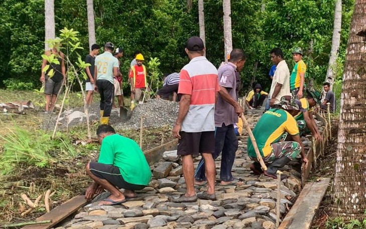  Satgas Yonarmed 1 Kostrad Karya Bakti Bersama Warga