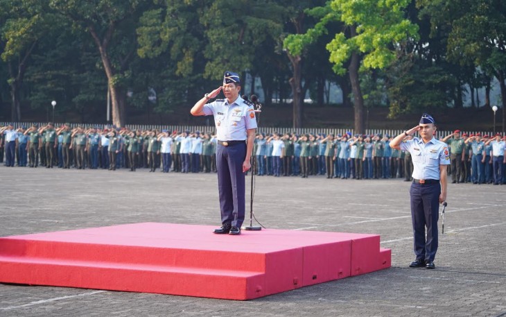 Aspers Panglima TNI MarsdaTNI Dedy Permadi, S.E., M.M.D.S. pada Upacara Bendera 17-an