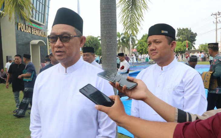 Kapolda Bengkulu Irjen Pol. Drs, Armed Wijaya, MH, saat diwawancarai wartawan usai pelaksanaan Sholat Idul Adha, Kamis pagi, (29/06/2023) di Halaman Mapolda Bengkulu.