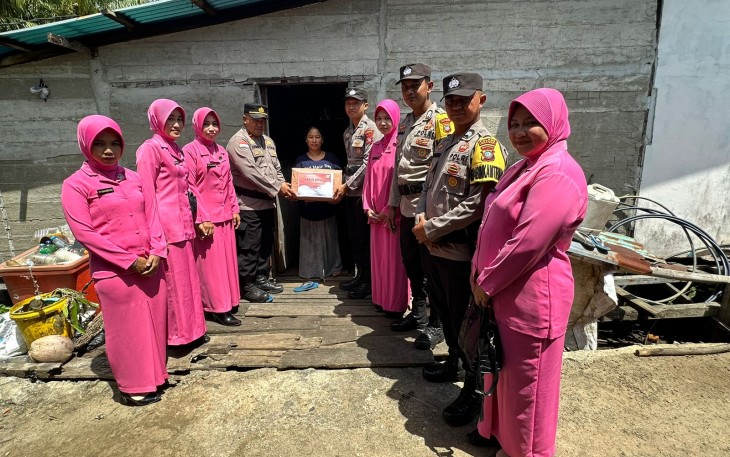 Bhayangkari Canang Natuna saat Laksanakan Bansos Untuk Masyarakat Kurang Mampu