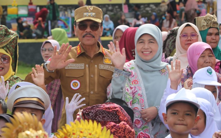  Bupati bersama masyarakat menyaksikan kegiatan Pawai Arak Iriang Adat Salingka Nagari Situjuah Batua.