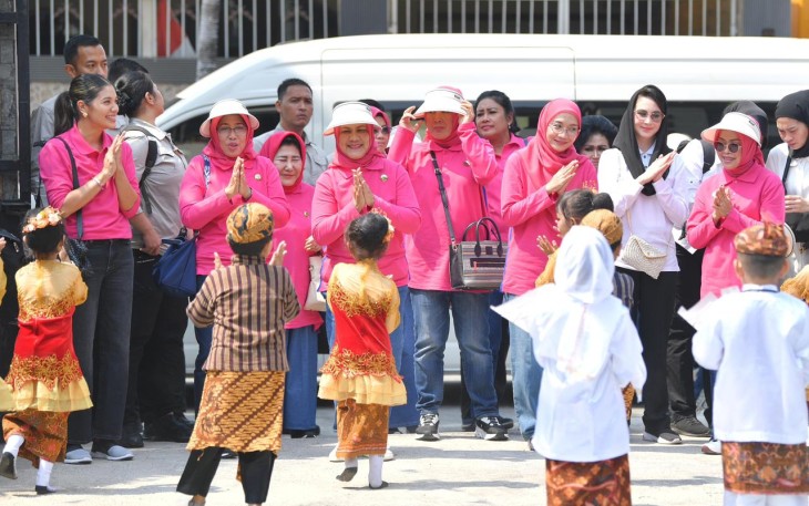 Iriana Jokowi dan Lilik Umi Nashriyah mendemonstrasikan gerakan Cuci Tangan Pakai Sabun (CTPS) di Surabaya, Jawa Timur, Kamis (26/10/2023).