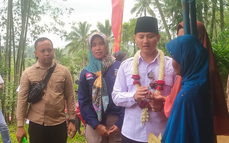 Bupati Trenggalek, Mochamad Nur Arifin, saat hadir di acara Makaryo Ning Deso Hebat (Mening Deh) di Desa Surenlor, Kecamatan Bendungan, Kabupaten Trenggalek, Rabu (15/11/2023)