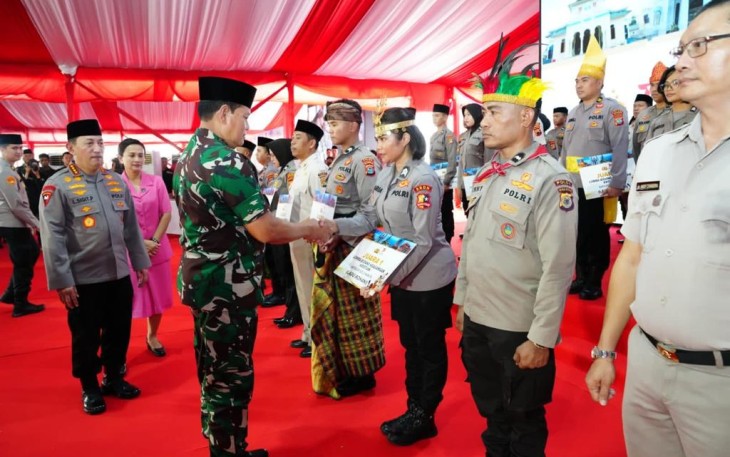 penyerahan hadiah Lomba Bidang Keagamaan dan Revitalisasi Situs Budaya/Agama dalam rangka Hari Bhayangkara ke-77 Tahun 2023 di Lapangan Bhayangkara Mabes Polri, Jakarta Selatan, Jumat (30/06/2023).