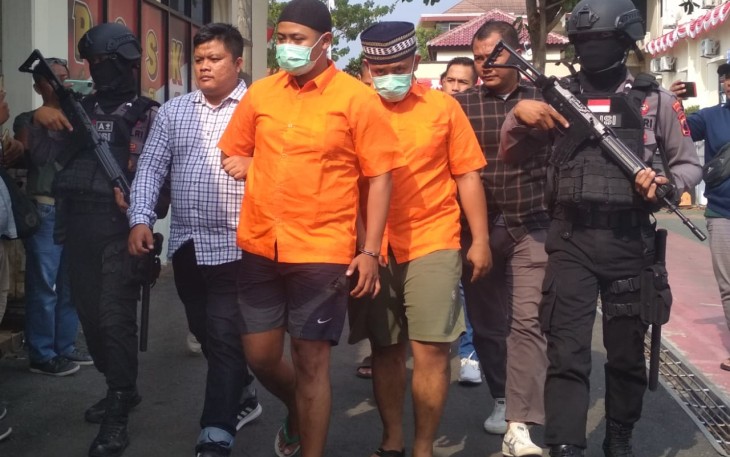TI dan DI, tersangka kasus penganiayaan dalam bentrokan suporter Persis Solo kelompok Garis Keras dan B6 di depan kampus UNSA Palur, saat digelandang di Mapolres Karanganyar, Kamis (13/7/2023).
