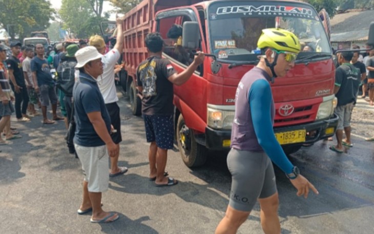 Kapolres Karanganyar AKBP Jerrold Hendra Yosef Kumontoy saat ikut melakukan evakuasi laka lantas di Karangpandan, pada Sabtu (26/8/2023).
