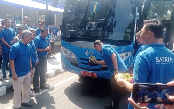 Walikota Mas Abu Bersama Kadishub Kota Kediri saat Resmi Launching 3 Bus SATRIA Gratis 