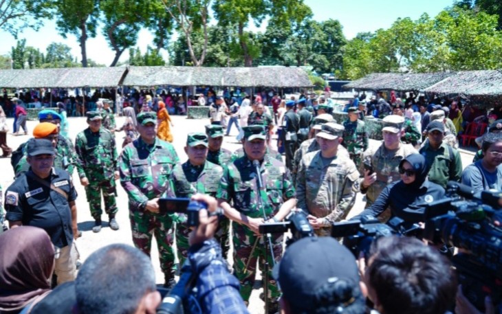 Panglima TNI Laksamana TNI Yudo Margono, S.E.,M.M. didepan awak media usai pelaksanaan bakti sosial berupa pengobatan dan pemberian sembako bagi masyarakat yang bertempat tinggal di sekitar wilayah Puslatpur 5 Marinir Baluran Jawa Timur, Minggu (10/9/2023).