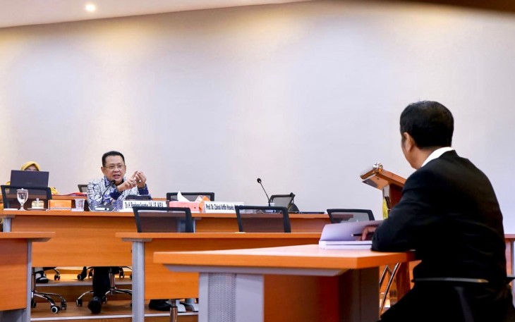 Bamsoet saat menjadi penguji disertasi Agus Sutarman yang berprofesi sebagai dokter bedah di Rumah Sakit Pusat Angkatan Darat (RSPAD), di Program Doktor Hukum Fakultas Hukum Universitas Borobudur, Jakarta, Kamis (7/9/23).