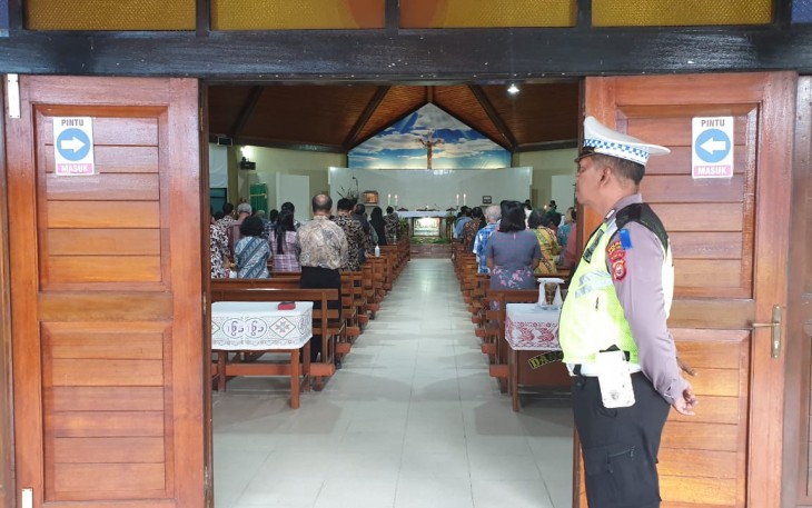 Anggota Polres Bengkulu Tengah Pam Gereja