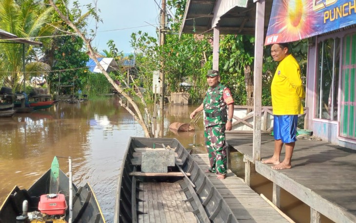 Babinsa Koramil Pahandut Secara Intens Pantau Kondisi Banjir di Wilayah Binaannya 