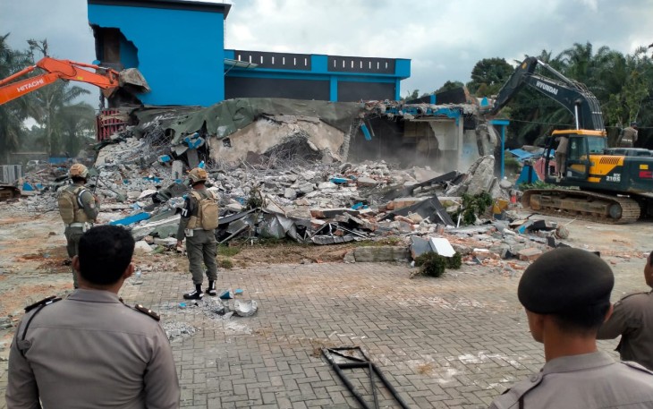 Tim gabungan Polrestabes Medan dan Pemkab Deliserdang, melakukan penertiban dan pembongkaran bangunan Tempat Hiburan Malam (THM) Diskotik Sky/Key Garden serta bangunan tambahan dan hotel/penginapan, Jumat (15/12/2023)