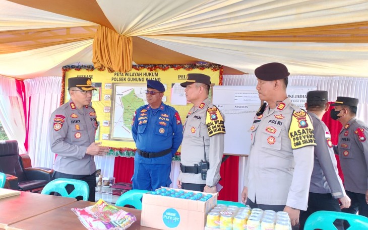 Kapolres Bintan AKBP Riky Iswoyo, S.I.K.,M.M bersama dengan Wakapolres Bintan Kompol Amir Hamzah, S.H., M.H dan sejumlah Pejabat Utama Polres Bintan melakukan pengecekan kesiapan personel yang melakukan penjagaan dan pelayan di pada Pos Pelayanan Pantai Trikora yang berada di Desa Malang Rapat Kecamatan Gunung Kijang, Selasa (26/12/2023)