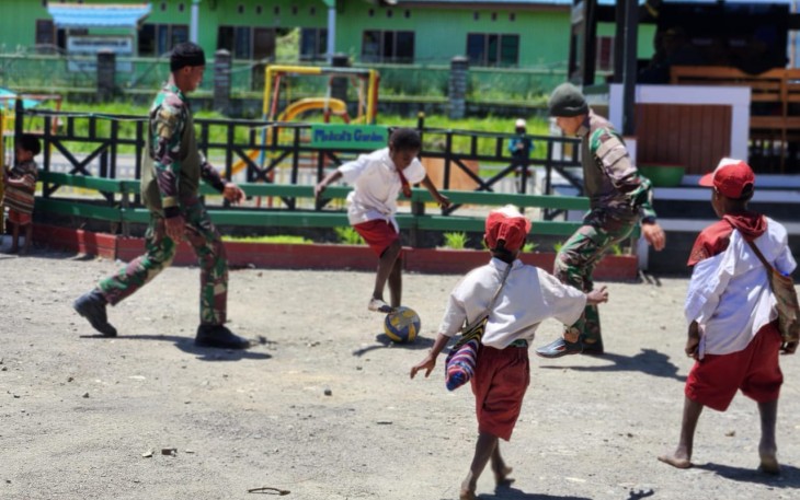  Anak-anak Intan Jaya Bermain Bola Bersama Tri Dharma