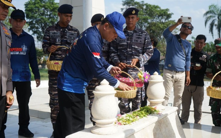 Tim Ekspedisi Maritim TNI AL saat Ziarah ke TMP