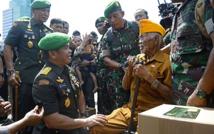 Kasad Jenderal TNI Maruli Simanjuntak, M.Sc saat menyerahkan bantuan sosial kepada Veteran RI pada puncak Peringatan Hari Juang TNI AD ke-78, yang dipusatkan di Lapangan Karebosi, Makassar, Sulawesi Selatan, Jumat (15/12/2023). 