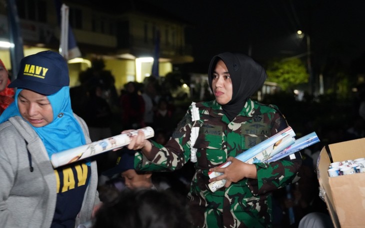  Masyarakat Antusias Nobar Layar Tancap di Daerah Latihan Pomal 