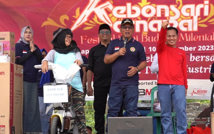Pembagian hadiah dalam acara Karnaval dan Festival Seni Budaya Milenial, Minggu 10 September 2023.
