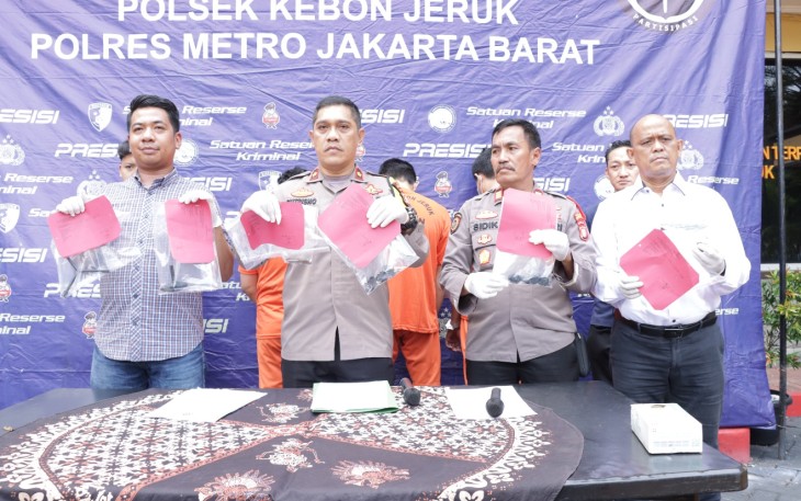 Kapolsek Kebon Jeruk Polres Metro Jakarta Barat, Kompol Sutrisno didampingi Kanit Reskrim Akp Anggi Hasibuan 