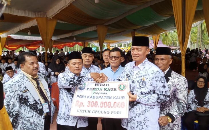 Pemda Kaur Hibahkan Dana Rp 300 Juta Untuk Pembangunan