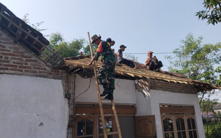 Babinsa Ikut Gotong royong Renovasi Rumah Warga