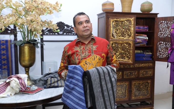 Wamendes PDTT Paiman Raharjo saat singgah di Fendy Rumah Batik, Desa Gemblegan, Klaten, Jawa Tengah pada Jumat (25/8/2023).