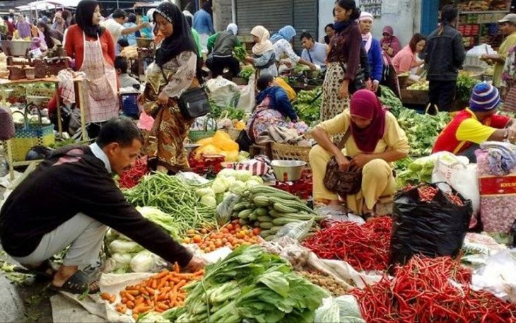 Ilustrasi Pasar Tradisional yang Ramai Pengunjung Sumber : Ilmu Komunikasi