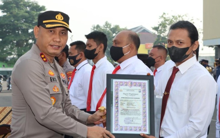 Kapolres Tulungagung Polda Jatim AKBP Eko Hartanto, SIK, MH, saat memberikan penghargaan kepada Anggota yang berprestasi