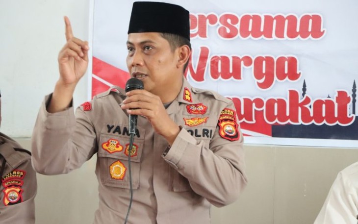 Kapolres Kepahiang Polda Bengkulu AKBP Yana Supriatna, S.IK, M.Si saat memberi arahan kepada warga.
