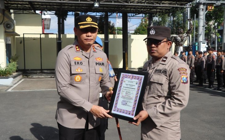 Kapolres Tulungagung AKBP Eko Hartanto SIK MH saat memberikan penghargaan kepada salah satu anggota Polres Tulungagung 