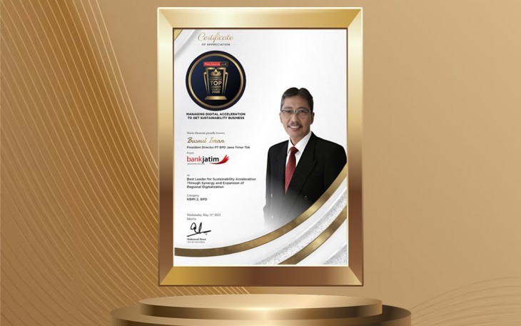 Direktur Utama Bank Jatim Busrul Iman sukses menyabet penghargaan sebagai Best Leader for Sustainability Acceleration Through Synergy and Expansion of Regional Digitalization