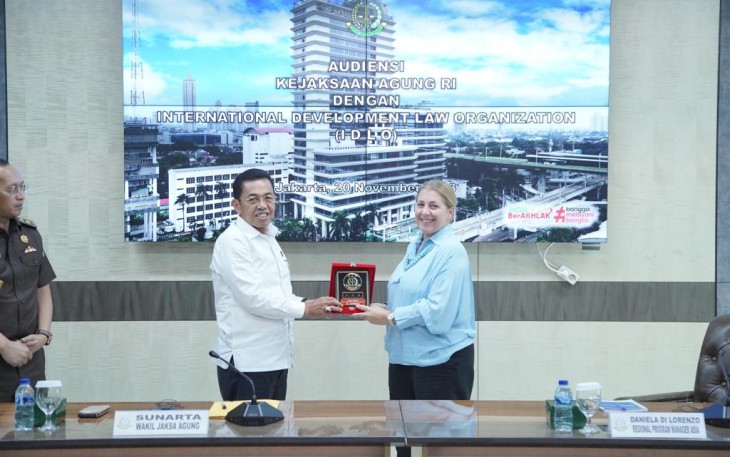 Wakil Jaksa Agung Dr Sunarta memberikan sambutan pada acara Audiensi Kejaksaan RI dengan International Development Law Organization (IDLO) pada Senin 20 November 2023 di Ruang Rapat Wakil Jaksa Agung, Gedung Utama Kejaksaan Agung Jakarta