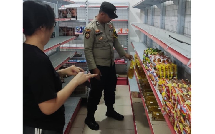 Polsek Dabo Singkep Cek Minyak Goreng dan BBM