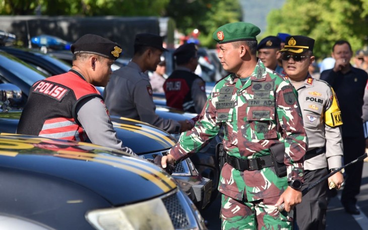 Komandan Kodim 0801/01 Pacitan Letkol Inf Roliyanto S.I.P.,M.I.P, mendampingi Kapolres Pacitan AKBP Agung Nugroho S.I.K., M.T. Pimpin Apel Gelar Pasukan Operasi Kepolisian Terpusat Lilin Semeru 2023 dalam rangka Persiapan Natal 2023 dan Tahun Baru 2024, berlangsung di halaman Mapolres Pacitan, Jl. Ahmad Yani No. 60, Krajan, Kec./Kab. Pacitan, Kamis (21/12/2023)