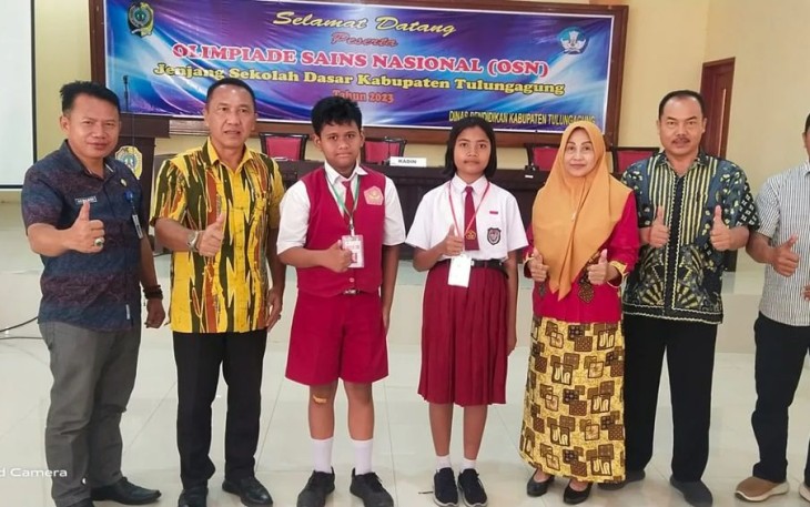 Foto bersama Kepala Dinas Pendidikan Kabupaten Tulungagung Rahadi P. Bintara, SE dengan perwakilan siswa didampingi Kabid SD dan juga dari guru