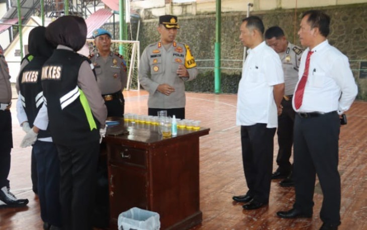 Kapolres Tapsel, AKBP Imam Zamroni, SIK, MH, pada saat menggelar tes urine terhadap sejumlah personel jajaran Sat Resnarkoba sebagai wujud komitmen menyukseskan program prioritas Kapolda Sumut, Irjen Pol Agung Setya Imam Effendi, SH, SIK, MSi, Selasa (12/9/2023) pagi.