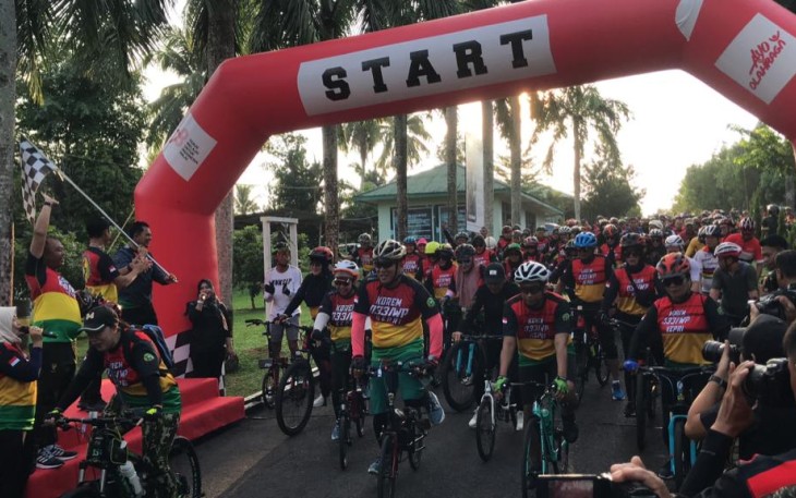 Pasuslambangja Wing Udara 1 Mayor Laut (P) Pranatha Aditya Rani, M.Tr.Opsla, mewakili Komandan Wing Udara 1 Puspenerbal Kolonel Laut (P) Dani Achnisundani, S.H., M.Tr. Hanla., M.M  mengikuti sepeda santai “Gobar” (Gowes Bareng) dalam rangka peringatan HUT Korem 033/WP yang Ke-18