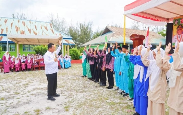 Gubernur Kepulauan Riau H. Ansar Ahmad saat berkunjung ke SMAN 1 Jemaja, Kabupaten Anambas, Jumat (21/7). 