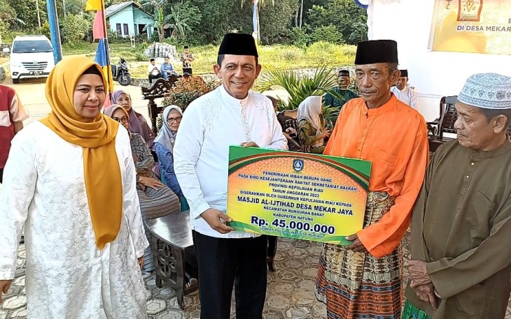 Gubernur Kepulauan Riau H. Ansar Ahmad saat Safari Ramadhan di Desa Mekar Jaya