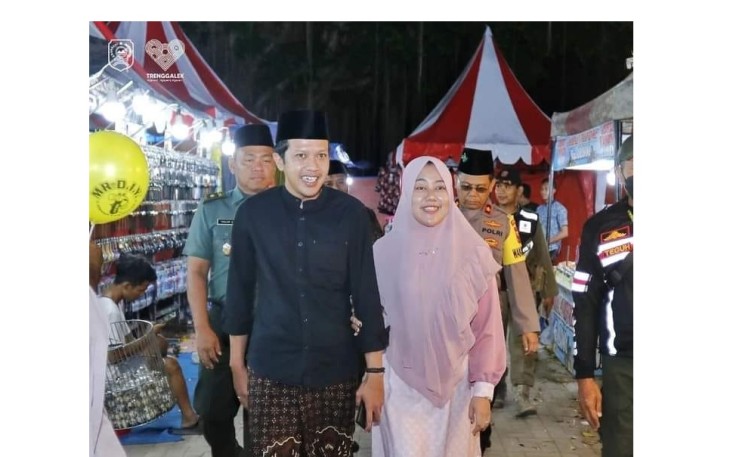 Wakil Bupati Trenggalek, Muhamad Natanegara, saat membuka pasar rakyat rangkaian peringatan Hari Santri Nasional, didampingi istri di Alon - Alon Trenggalek, Kamis (26/10/2023)