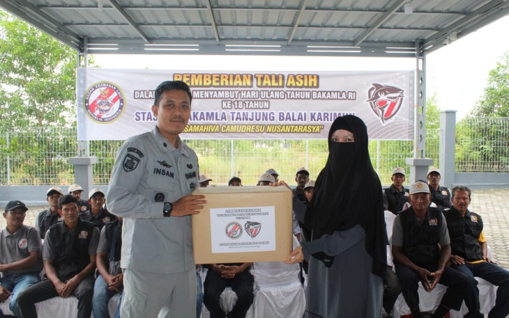 Bakamla RI Bagikan Tali Kasih Kepada Masyarakat Sekitar
